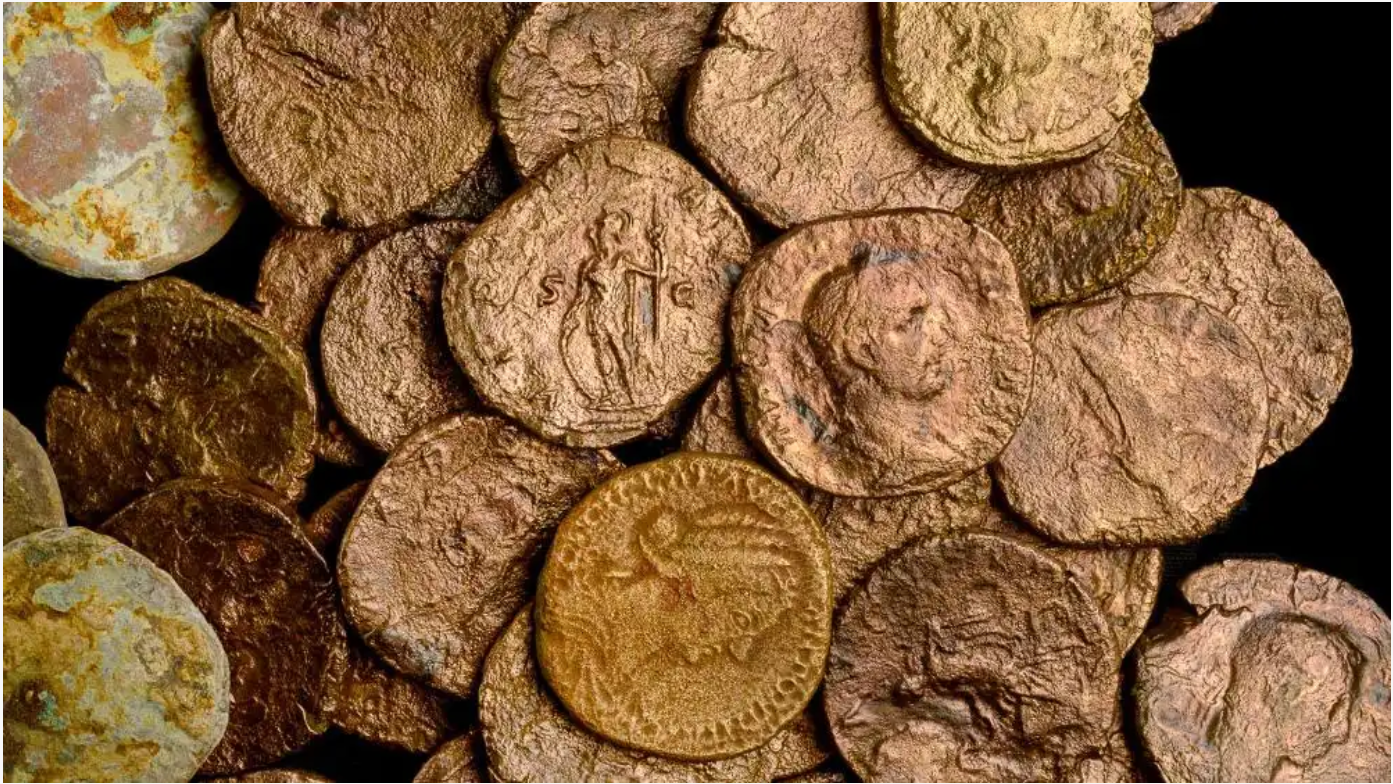 海底發現的古錢幣。（圖／Israel Antiquities Authority）